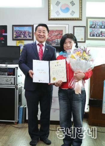 서철모 서구청장이 괴곡경로당에서 노인복지 유공자에게 표창장을 건네고 있다