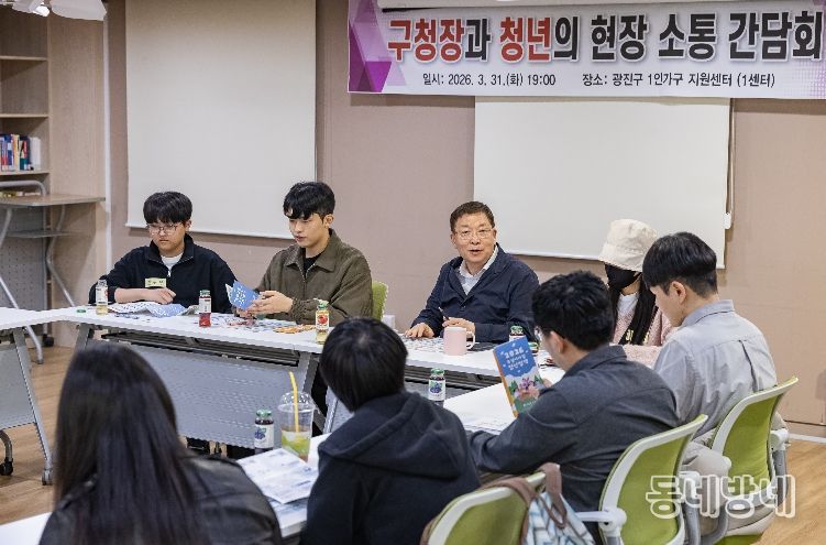 정책 제안시간에 제시된 다양한 의견을 듣고 있다.