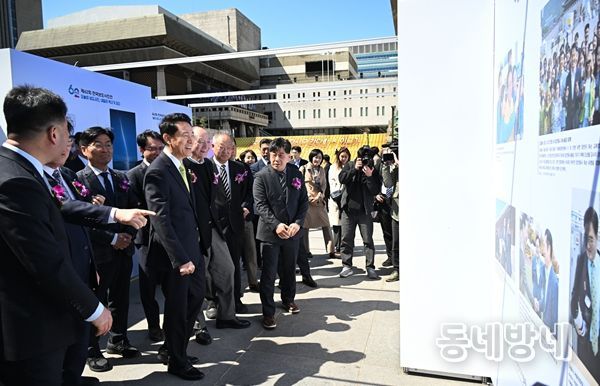오세훈 서울시장이 7일(화) 열린 「제62회 한국보도사진전: 오늘의 보도사진, 내일의 역사가 되다」에서 전시를 관람하고 있다.