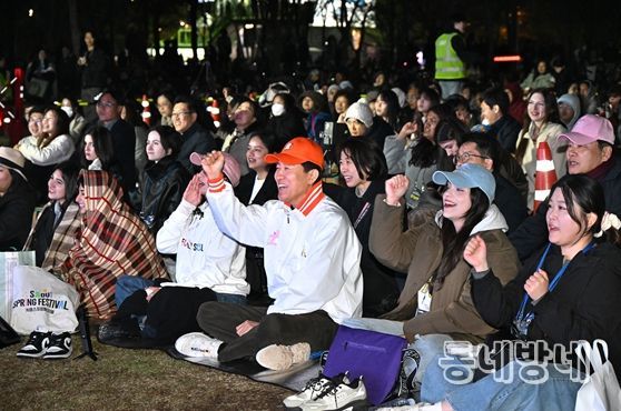 오세훈 서울시장이 10일(금) 영등포구 여의도한강공원에서 열린 '2026 서울스프링페스티벌'에서 시민들과 함께 '한강 드론라이트쇼'를 관람하고 있다.