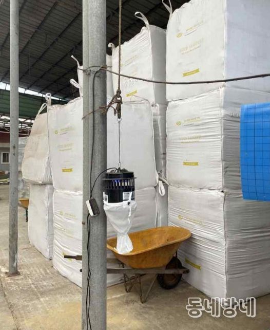 농가에 설치된 곤충 포집기