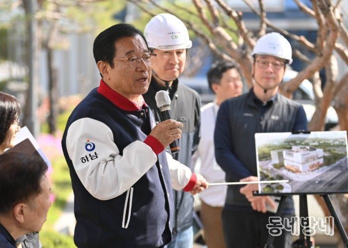 15일 미사3동 행정복지센터 신축 현장을 방문한 이현재 시장이 주민들과 의견을 나누고 있다.